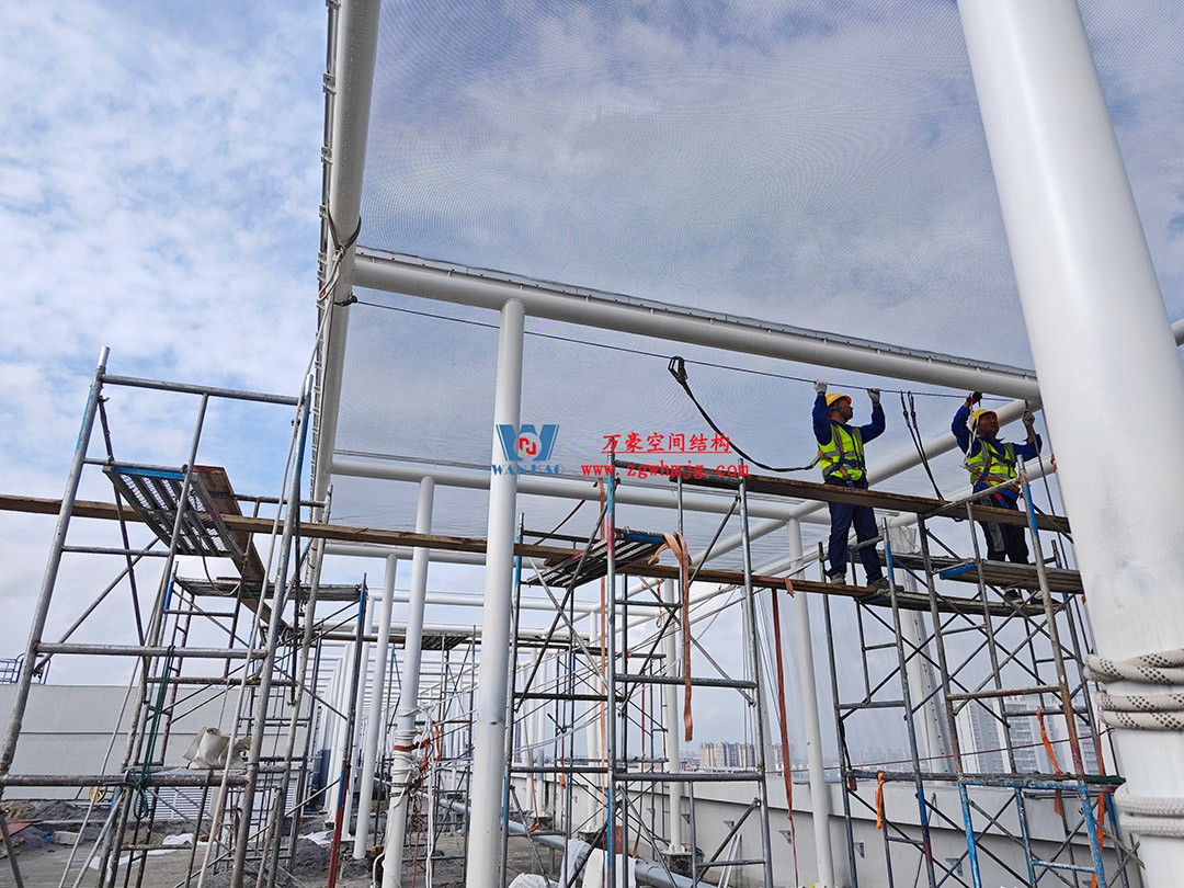 聚焦工程高質(zhì)量建設(shè)，這個網(wǎng)格織物幕墻正在施工安裝中