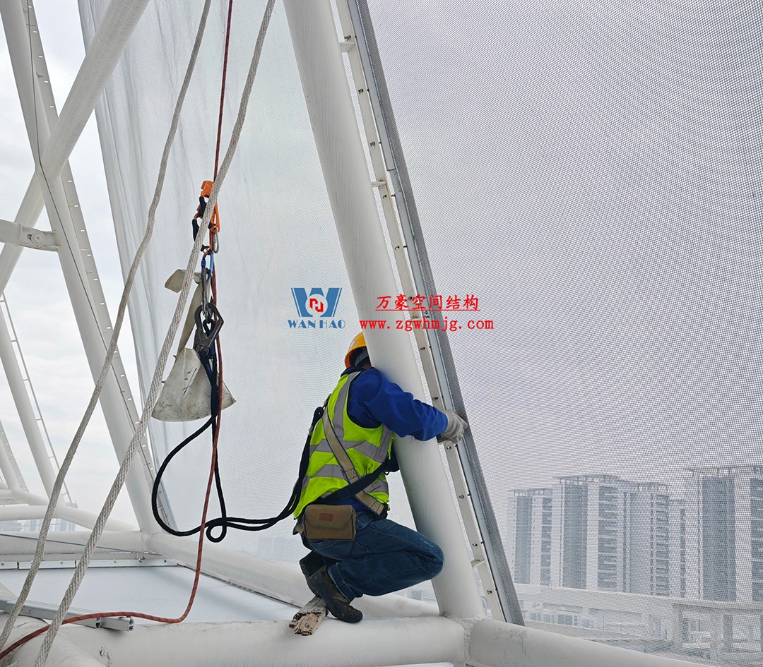聚焦工程高質(zhì)量建設(shè)，這個網(wǎng)格織物幕墻正在施工安裝中