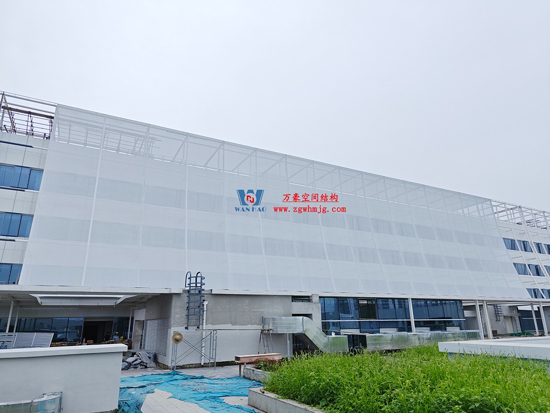 聚焦工程高質(zhì)量建設(shè)，這個網(wǎng)格織物幕墻正在施工安裝中