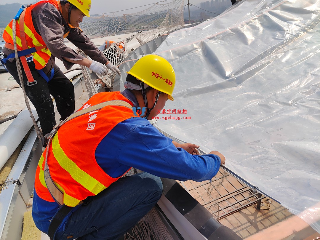 提檔提速，ETFE氣枕膜結(jié)構(gòu)天窗正在火熱施工安裝中