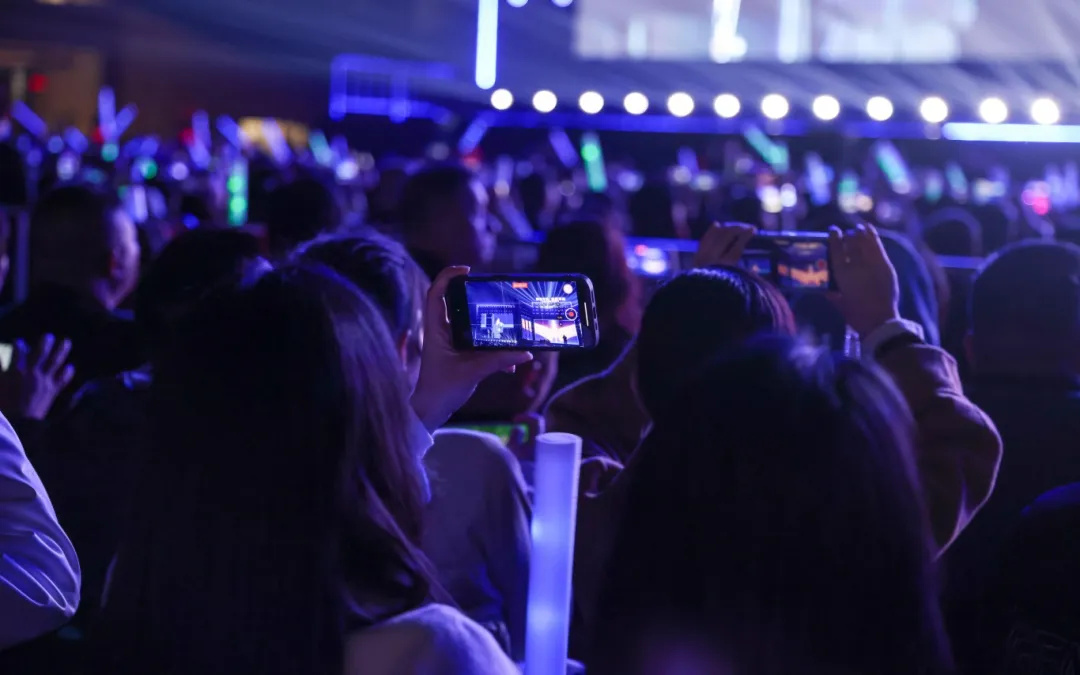 平陽體育中心群星演唱會(huì)！超萬人圍觀，現(xiàn)場火爆High唱！