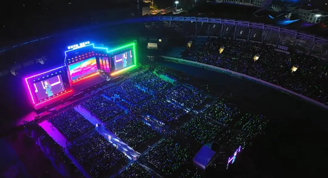 平陽體育中心群星演唱會(huì)！超萬人圍觀，現(xiàn)場火爆High唱！