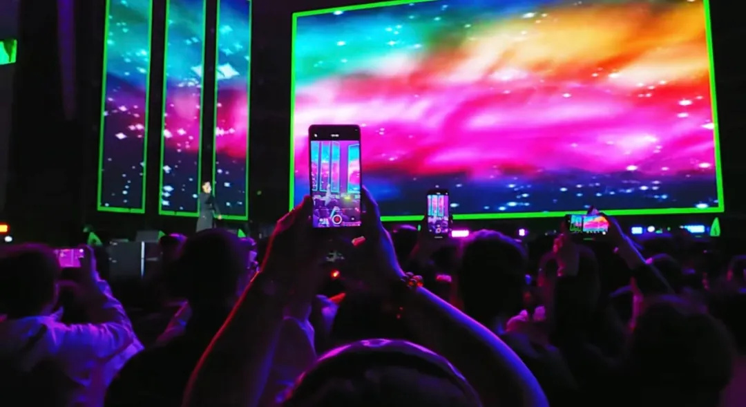 平陽體育中心群星演唱會(huì)！超萬人圍觀，現(xiàn)場火爆High唱！