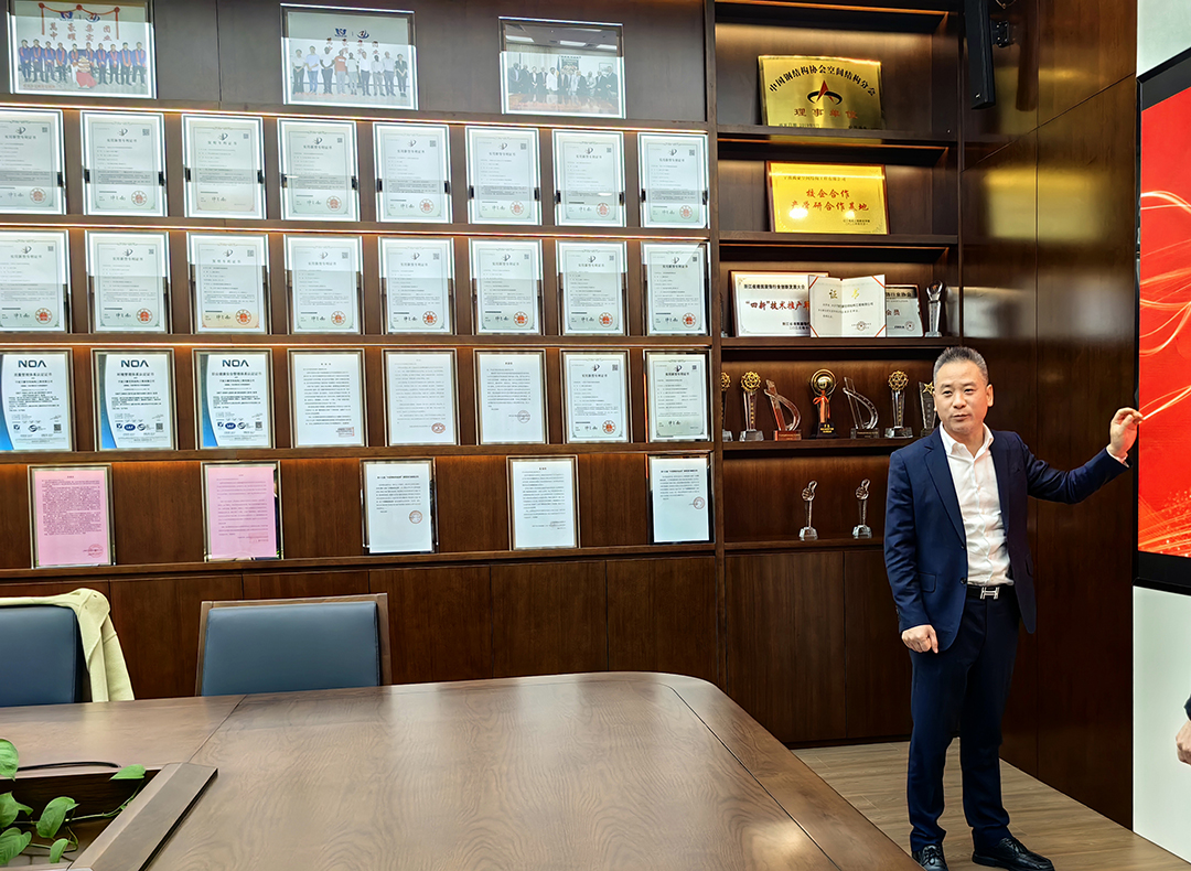 中國鋼結(jié)構(gòu)協(xié)會空間結(jié)構(gòu)分會領導專家一行蒞臨萬豪考察指導工作