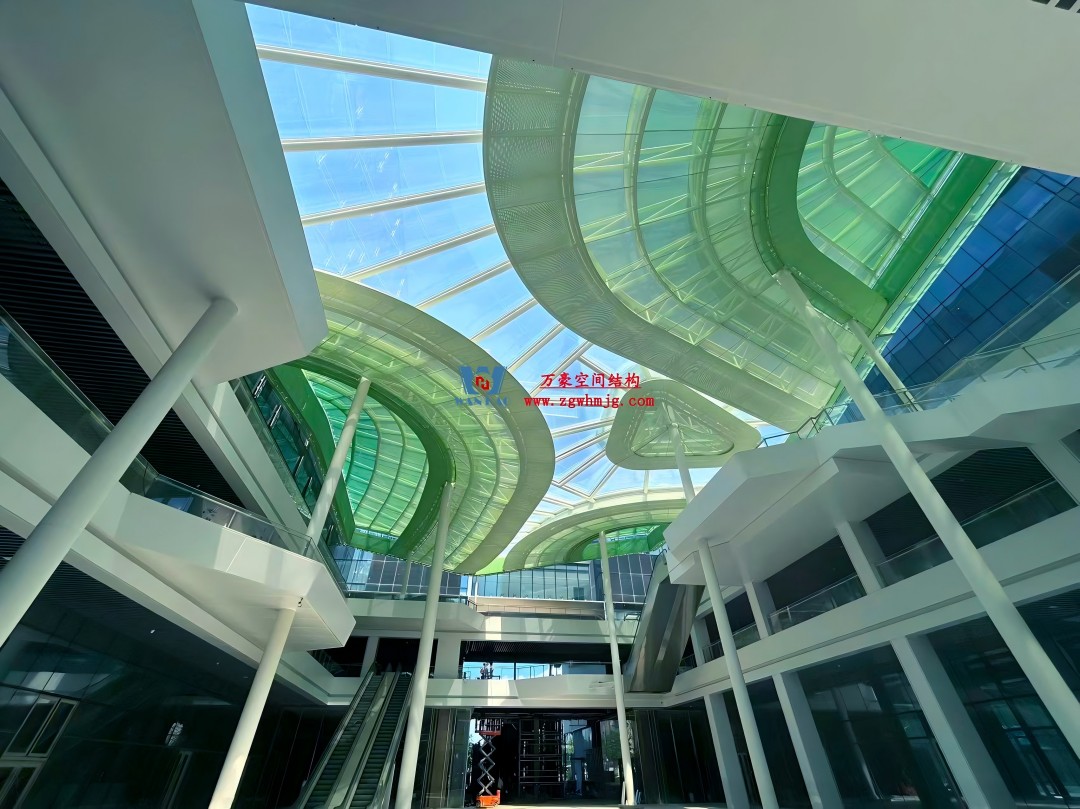 在中庭種一片鋼膜結(jié)構(gòu)的“森谷”