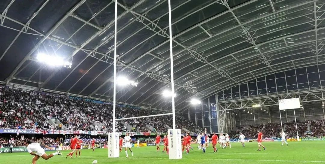 屋頂下生長著天然草皮的永久封閉式體育場 屋頂下生長著天然草皮的永久封閉式體育場