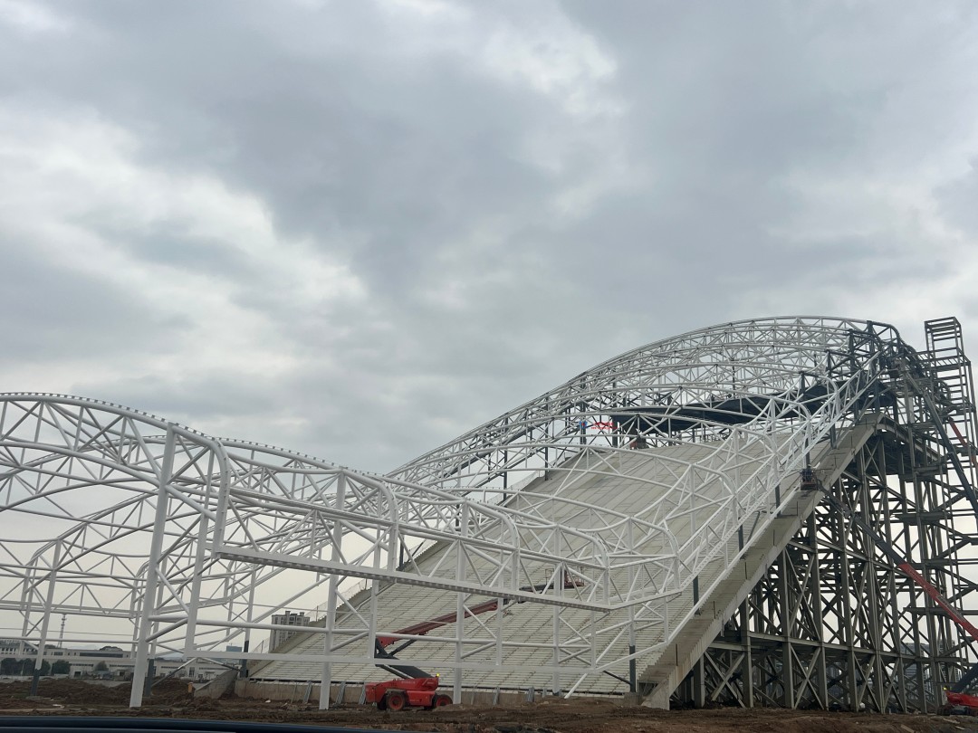 馭風逐沙，織就賽道美學——比亞迪紹興嵊州賽車場干拔沙坡觀景平臺鋼膜結(jié)構(gòu)