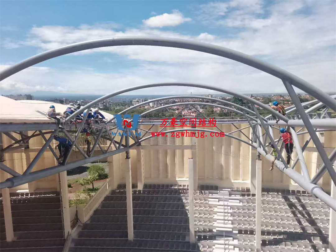 膜結(jié)構(gòu)體育場(chǎng)屋面安裝全解析：從技術(shù)要點(diǎn)到經(jīng)典案例