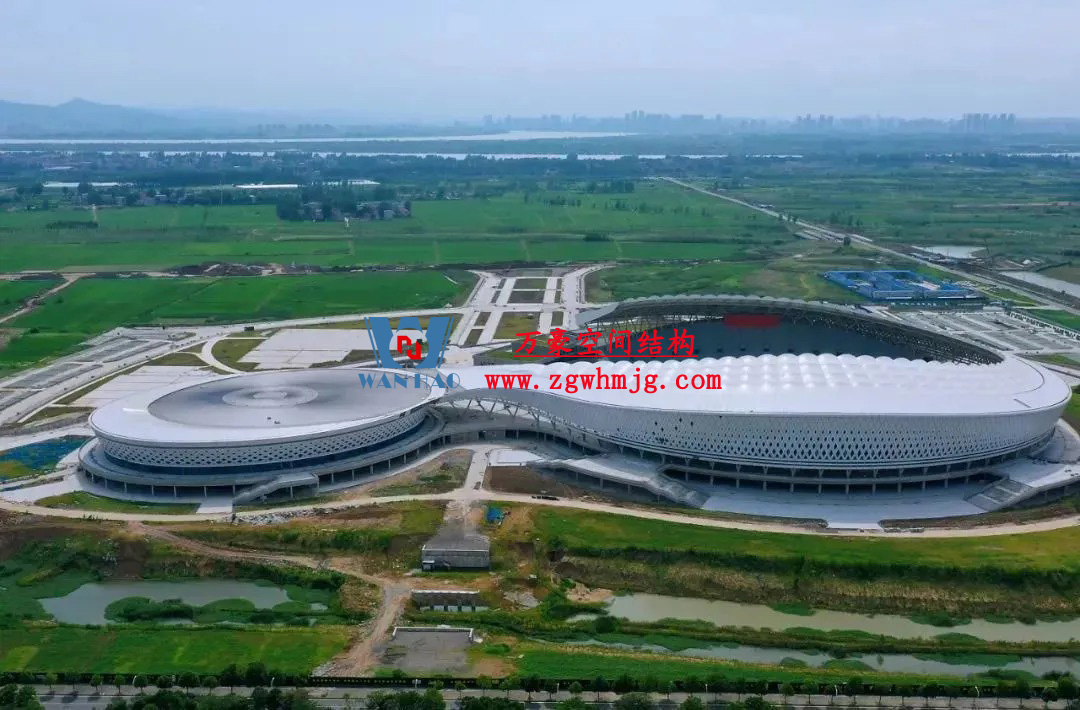 膜結(jié)構(gòu)體育場(chǎng)屋面安裝全解析：從技術(shù)要點(diǎn)到經(jīng)典案例