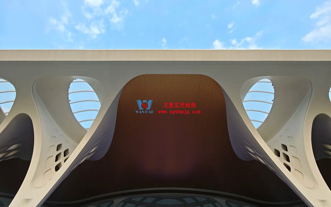 重慶東站:揭開“西部高鐵新地標(biāo)”神秘面紗 重慶東站:揭開“西部高鐵新地標(biāo)”神秘面紗