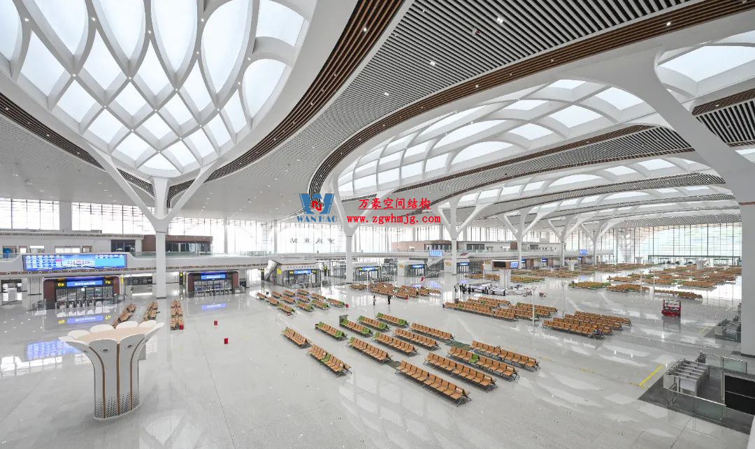 重慶東站:揭開“西部高鐵新地標(biāo)”神秘面紗 重慶東站:揭開“西部高鐵新地標(biāo)”神秘面紗