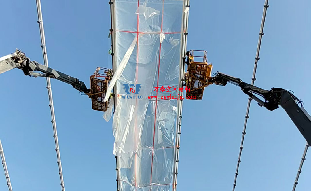 無(wú)錫奧體中心體育場(chǎng)ETFE膜首吊成功，太湖畔將閃耀“生態(tài)之光”