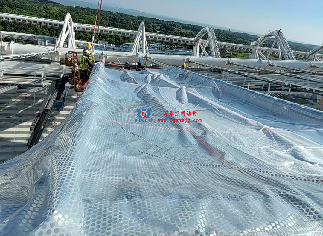 無(wú)錫奧體中心體育場(chǎng)ETFE膜首吊成功，太湖畔將閃耀“生態(tài)之光”