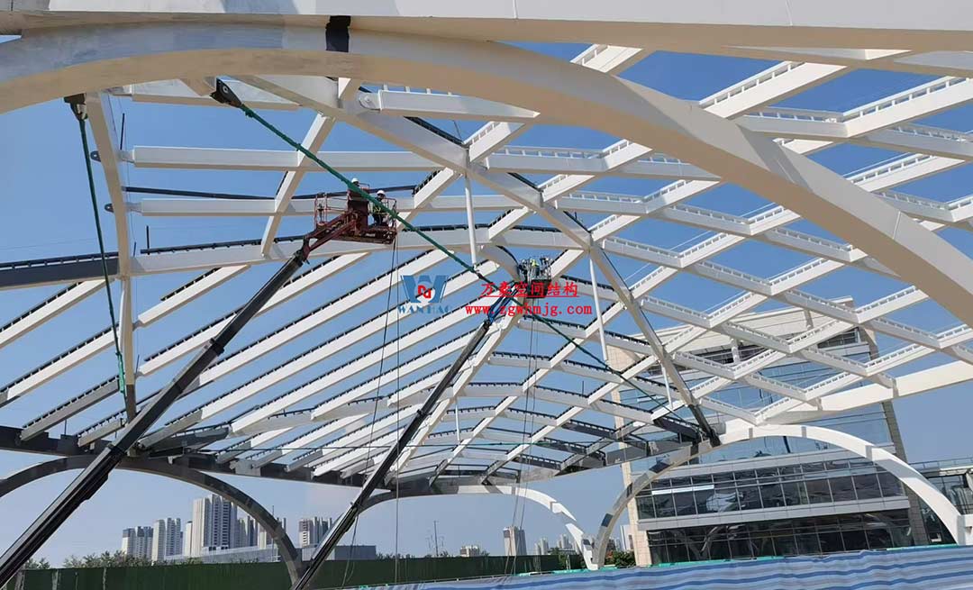山東高端化工研究院下沉廣場天幕施工邁入關(guān)鍵階段 山東高端化工研究院下沉廣場天幕施工邁入關(guān)鍵階段
