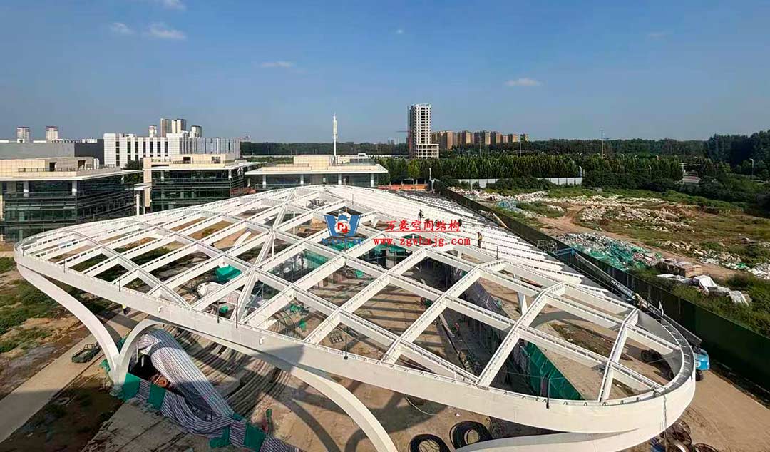 山東高端化工研究院下沉廣場天幕施工邁入關(guān)鍵階段 山東高端化工研究院下沉廣場天幕施工邁入關(guān)鍵階段