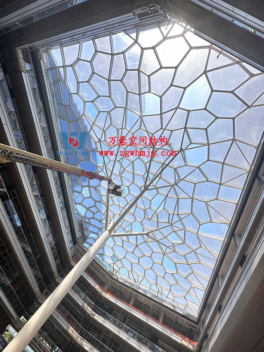 安吉縣昌碩小區(qū)地塊房產(chǎn)開(kāi)發(fā)項(xiàng)目鋼結(jié)構(gòu)天幕工程