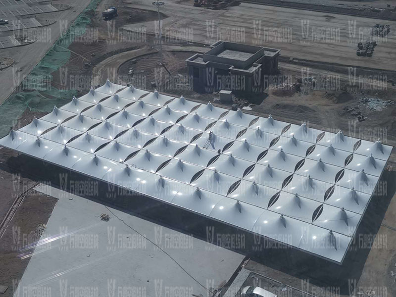 烏蘭縣茶卡景區(qū)旅游扶貧基礎設施項目（二期）膜結構工程A1區(qū)膜結構安裝完成