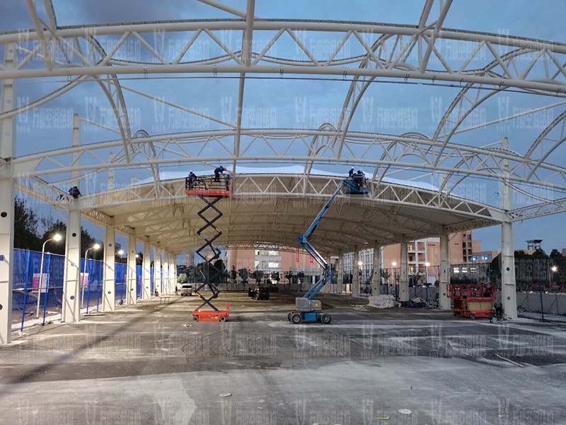 浙江紡織服裝職業(yè)技術學院東西校區(qū)運動場膜結構項目膜結構安裝中