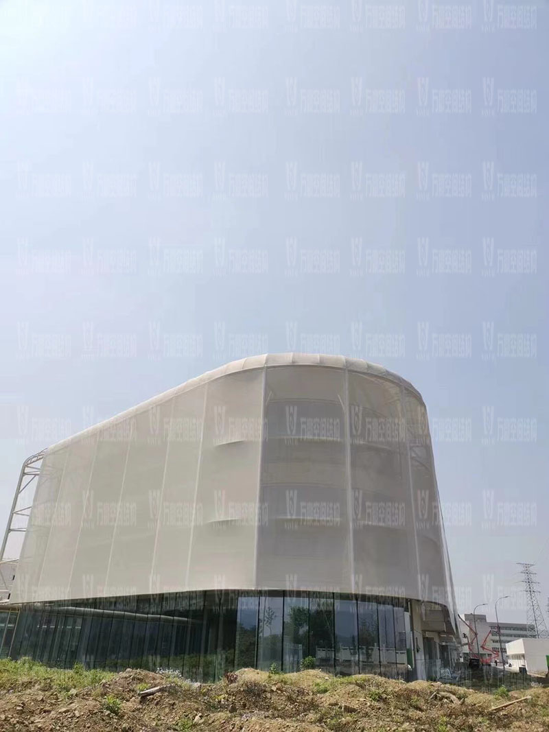 益富樂集團(tuán)食品工廠外立面PTFE網(wǎng)格織物膜結(jié)構(gòu)項目進(jìn)入最后織物膜結(jié)構(gòu)安裝階段