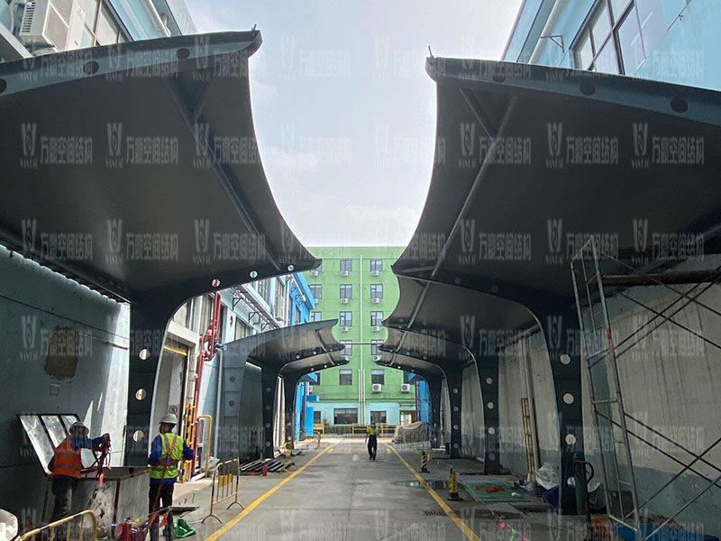 膜結(jié)構(gòu)車棚安裝時(shí)有哪些注意事項(xiàng)？車棚為什么選擇膜結(jié)構(gòu)？