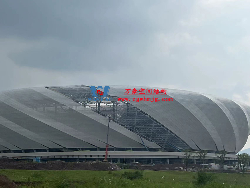 兩江新區(qū)加快建設(shè)龍興足球場（標(biāo)準(zhǔn)不降、工期不延、確保年底建成）