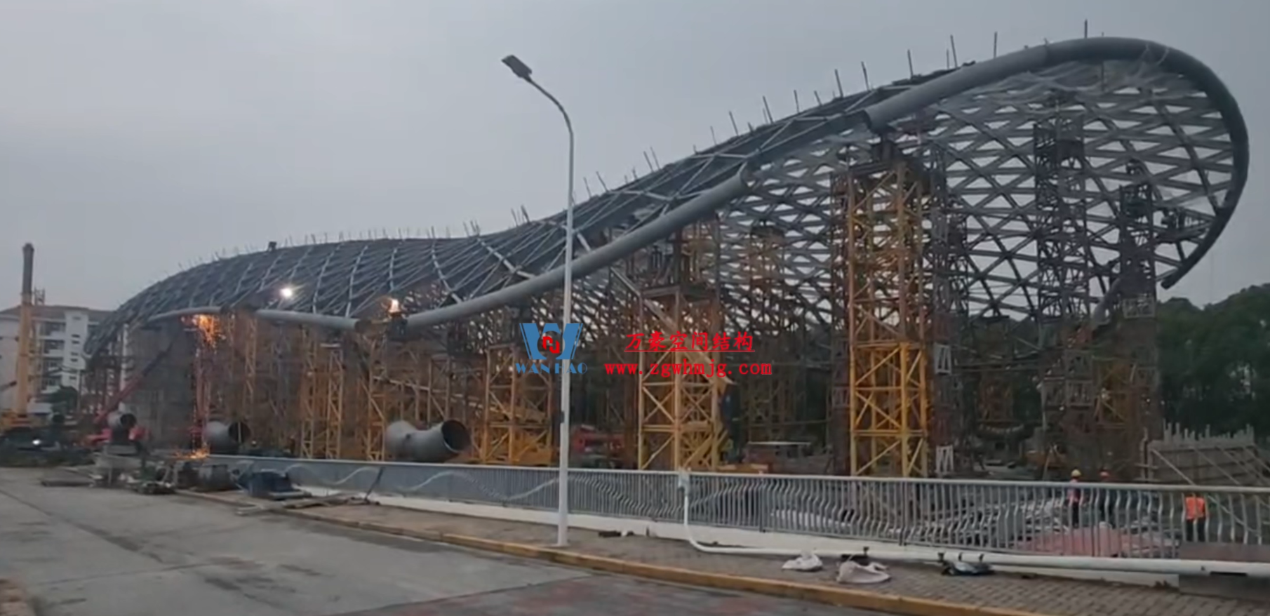 風(fēng)雨操場鋼結(jié)構(gòu)基礎(chǔ)