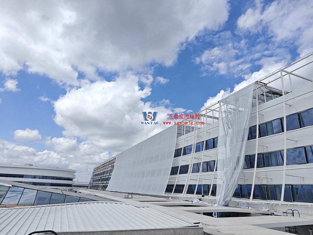 聚焦工程高質(zhì)量建設(shè)，這個(gè)網(wǎng)格織物幕墻正在施工安裝中