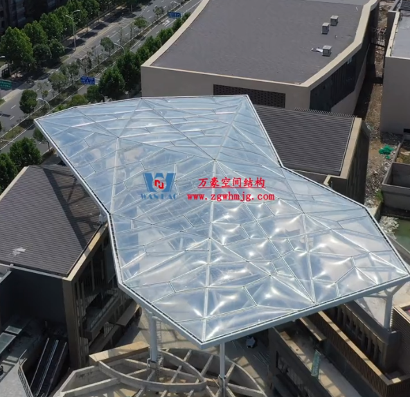 屋頂上到底有什么？