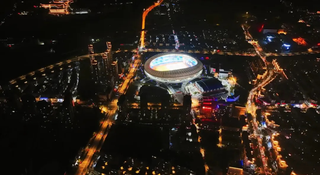 平陽體育中心群星演唱會(huì)！超萬人圍觀，現(xiàn)場(chǎng)火爆High唱！