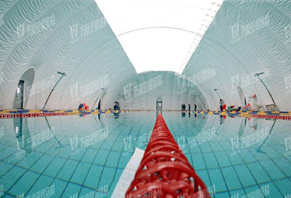 充氣膜游泳館好用嗎？充氣膜結(jié)構(gòu)游泳館有哪些優(yōu)點(diǎn)特點(diǎn)？