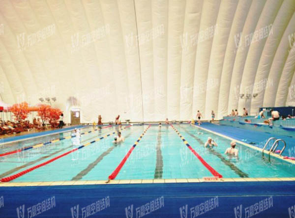 充氣膜游泳館好用嗎？充氣膜結(jié)構(gòu)游泳館有哪些優(yōu)點(diǎn)特點(diǎn)？