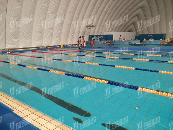 充氣膜游泳館好用嗎？充氣膜結(jié)構(gòu)游泳館有哪些優(yōu)點(diǎn)特點(diǎn)？
